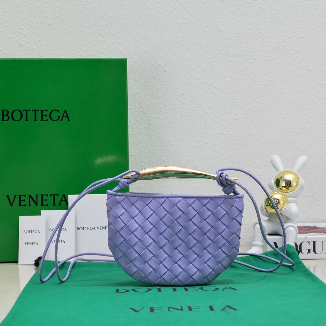 Batch of 1260 BV Mini Sardine is coming‼ ️Super high-end, stainless steel hardware + 24k real gold plating process, fish scales (concave and convex positions) are the finishing touch, the sardine bag that can be carried cross-body is completely beautiful to the heart. The metal element handle and weaving are perfectly combined to completely integrate the artistic sense and elegance and fashion. It is really like a work of art🏺The large size is elegant, the small size is exquisite and cute, a must-have item for fashionistas, and the details are perfectly reproduced. Style number: 6680# Size 20*12*2.5